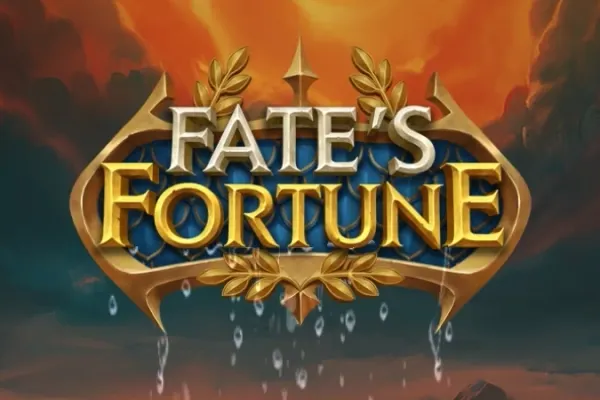 Gyllen tittel på blått skjold med laurbærblader og vanndråper mot en oransje himmel i Fate's Fortune (Play'n GO).