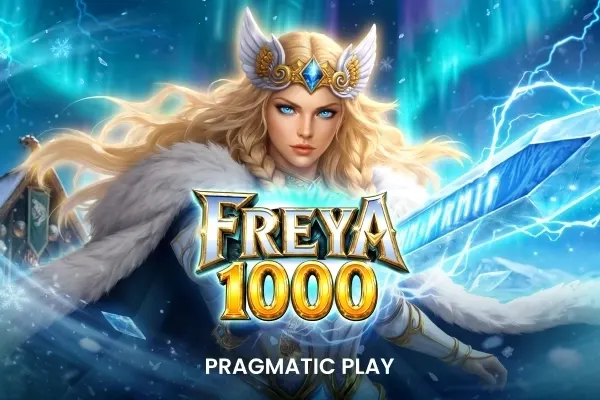 En gudinne med langt blondt hår, vinget diadem og pelskrage løfter et issverd mot nordlys og lyn i Freya 1000 (Pragmatic Play).