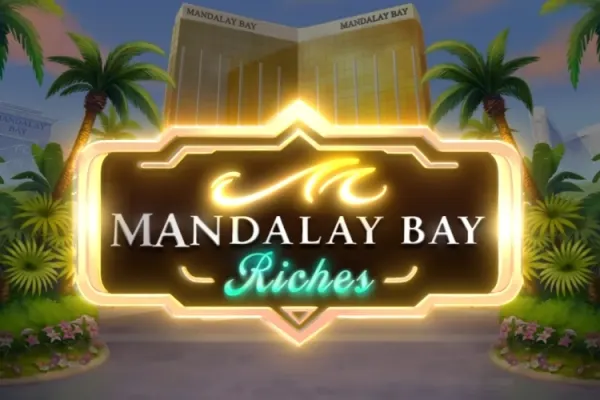 Et neonskilt med gyllen ramme foran et gullfarget hotell og palmer i solnedgang i Mandalay Bay Riches (Play'n GO).
