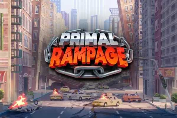 Primal Rampage (Play'n GO) har en tittel i kjetting over en ødelagt bygate med sprukket asfalt, veltede taxier og en brennende politibil.