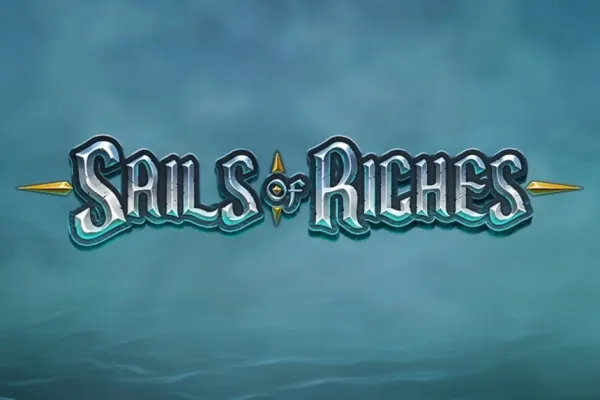 Logoen til Sails of Riches (Play'n GO) i sølvfargede bokstaver med gullpiler mot et tåkete, blågrønt hav.
