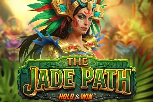 En kvinne i gullhodeplagg med fjær og ansiktsmaling står foran steinfigurer i jungelen i The Jade Path Hold & Win (Hacksaw Gaming).