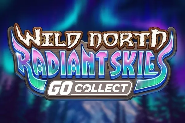 Logoen til Wild North Radiant Skies GO Collect (Play'n GO) i isblå og lilla bokstaver over nordlys og mørke grantrær.